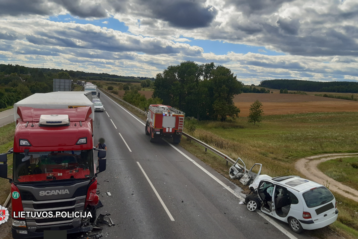  Po neapdairaus vairuotojos manevro netoli Kalvarijos – avarija ir spūstys.<br> Policijos nuotr.