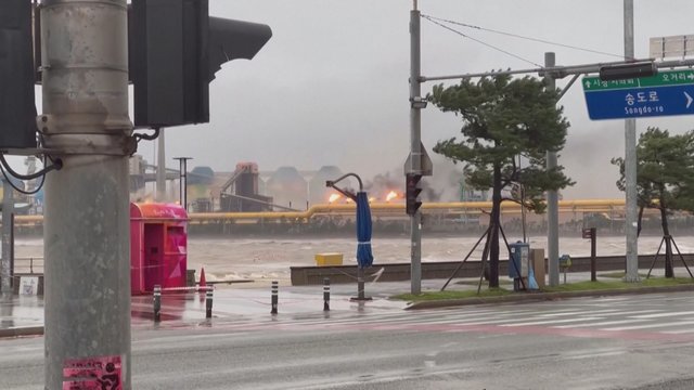 Pietų Korėjoje praūžė galingas taifūnas „Hinnamnor“: sutriko elektros tiekimas, ieškomas dingęs žmogus