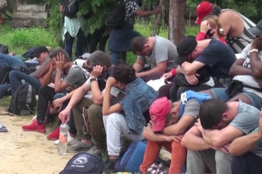 Stebinantys skaičiai: Meksikoje sustabdyti autobusai, gabenantys beveik 180 migrantų