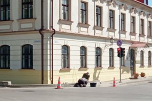 Miestą gražinusiam kėdainiečiui iškviesti pareigūnai: neįprasta – žmogus puošia, ne niokoja