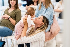 Lengvos motinystės iliuzija: žinomų moterų diskusija apie lūkesčius prieš tampant mama ir realybę ja tapus