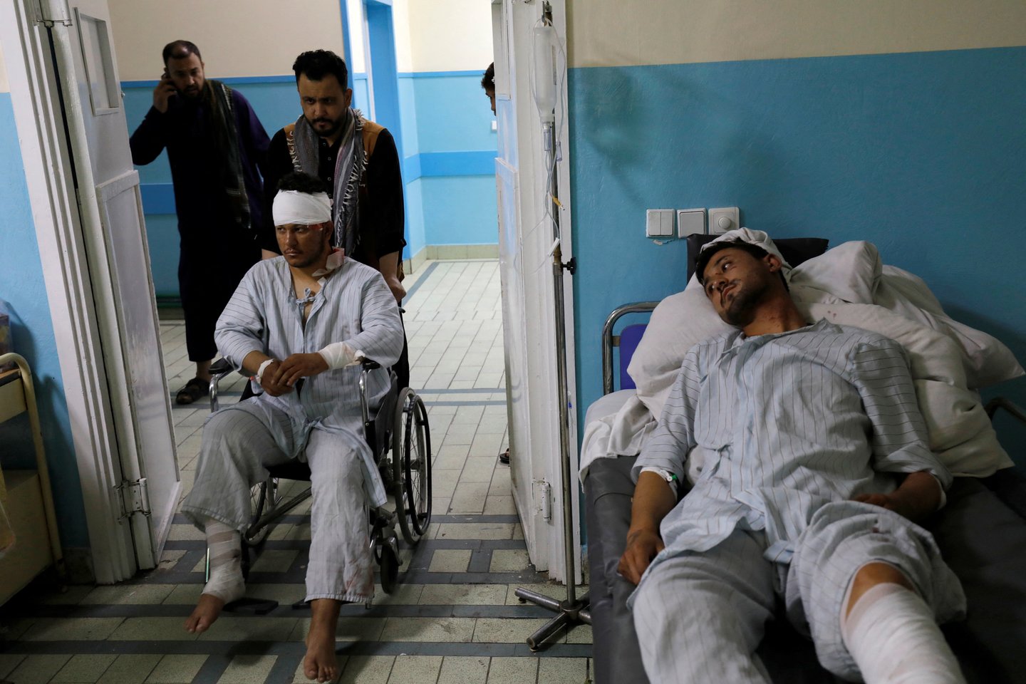​Grupuotė „Islamo valstybė“ (IS) prisiėmė atsakomybę už pirmadienį prie Rusijos ambasados Afganistano sostinėje Kabule įvykdytą savižudžio sprogdintojo išpuolį.<br>Reuters/Scanpix nuotr.