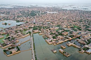 Be namų likę gyventojai gelbėjasi nuo potvynių Pakistane: „Iš visos širdies šaukėmės pagalbos“