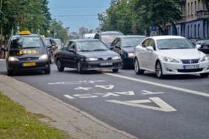 Vairuotojai pastebi dingstančias elektromobilių ir taksi juostas: valdžia ragina prie to priprasti