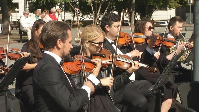Lietuvos valstybinis simfoninis orkestras pradeda 34 sezoną: sostinės centre surengė išskirtinį pasirodymą