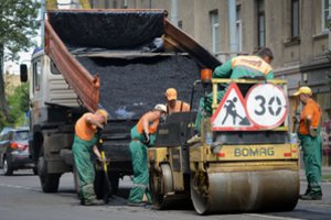 Vis ryškėjanti problema dėl duobėtų didmiesčių gatvių: per 7 mėnesius nuostolių daugiau nei pernai per visus metus