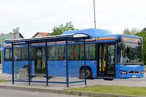 Žioplas autobuso vairuotojas neuždarė durų: pagyvenusi keleivė „išlipo“ greičiau, nei tikėjosi