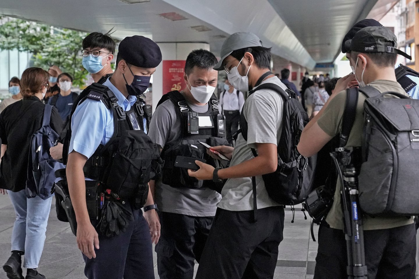 Honkongo žurnalistai tikrinami policijos pareigūnų.<br>AP/Scanpix asociatyvi nuotr.
