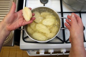 Sutaupyti elektros energijos įmanoma ir gaminant valgį: riebus pliusas mikrobangų krosnelei