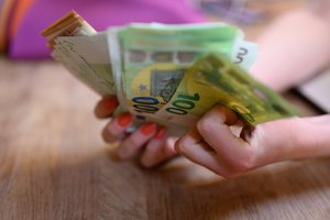 Ekonomistai: ECB artimiausiame posėdyje palūkanas veikiausiai pakels net 75 baziniais punktais