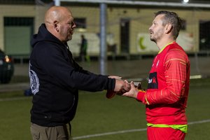 Kapitono raištį iš G. Liaudansko – Svaro rankų priėmęs Lietuvos mažojo futbolo rinktinės vartininkas M. Šumskis: „Norime laimėti visas rungtynes“