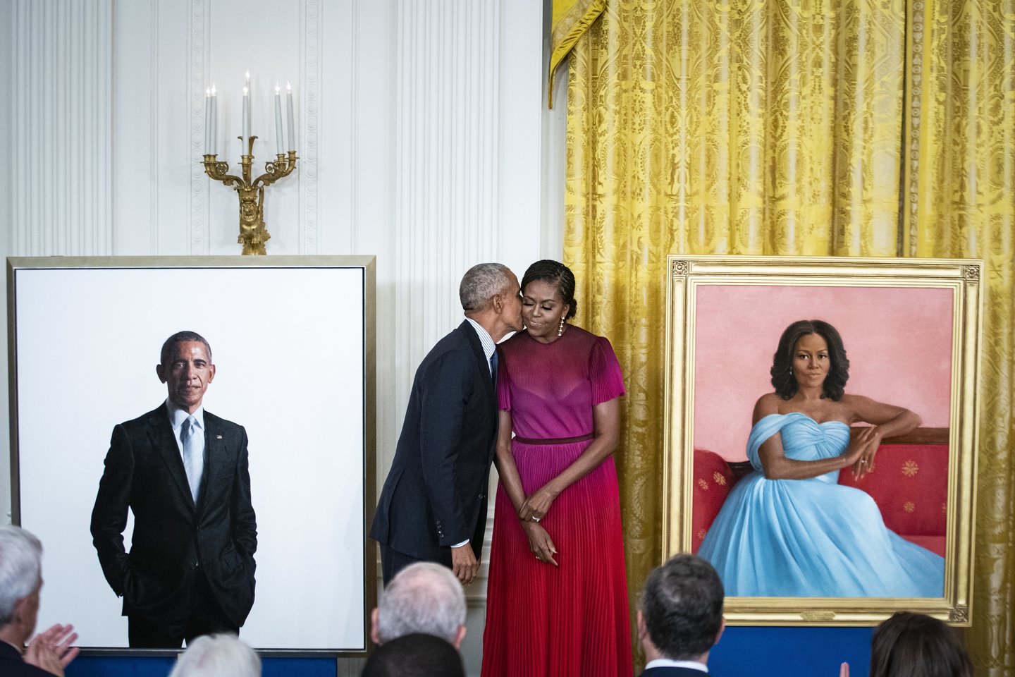 Buvęs JAV prezidentas Barackas Obama ir jo žmona Michellė trečiadienį Baltuosiuose rūmuose atidengė savo portretus.<br>Picture alliance/Consolidated News Photos/Scanpix nuotr.