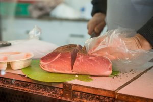 Pelnėsi slėpdamas mokesčius: pirkdavo mėsą Lenkijos, Lietuvos įmonėse ir nelegaliai ją parduodavo turgavietėse