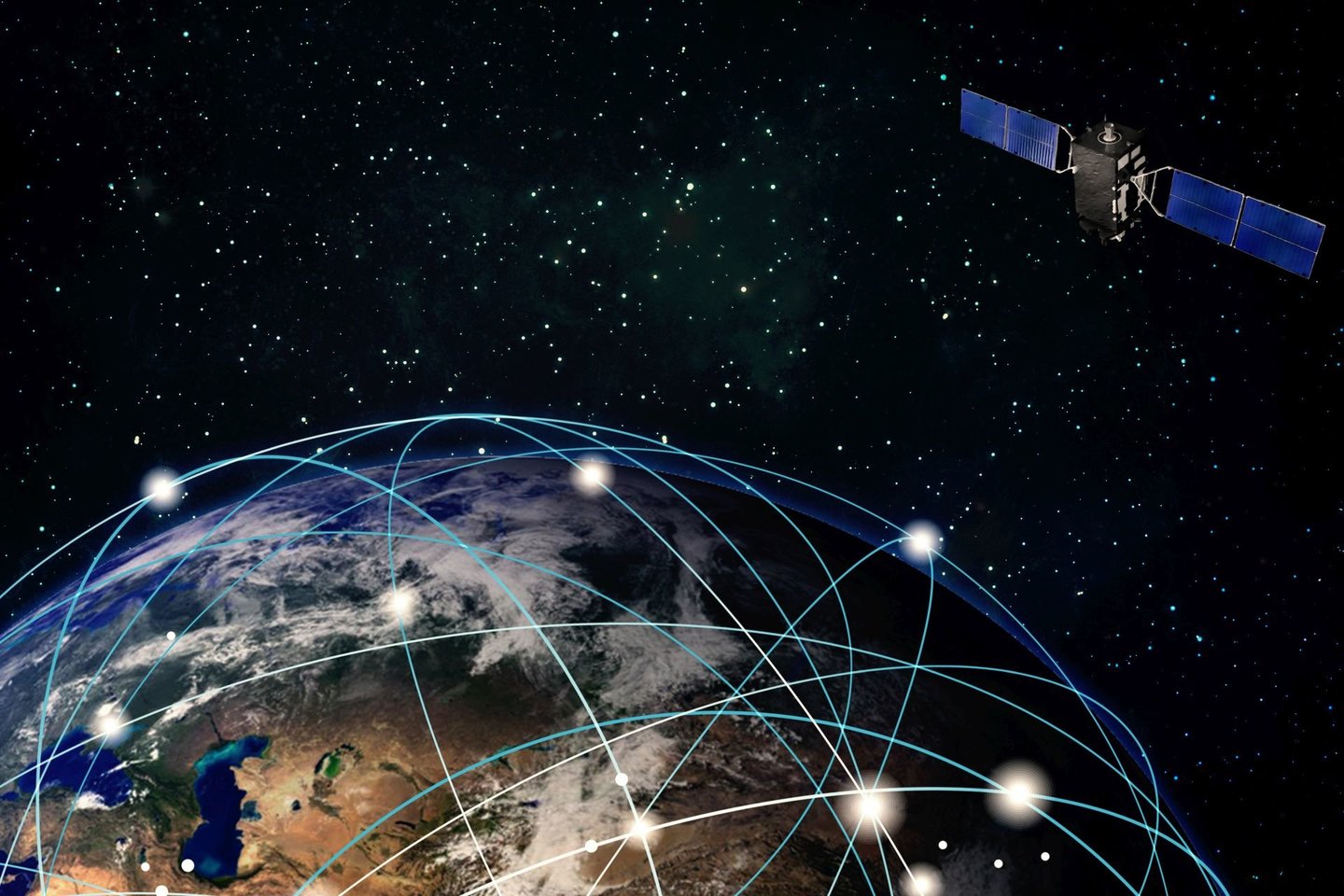 Žemos Žemės orbitos palydovų sistemos – tokios kaip „SpaceX“ „Starlink“ ir „Amazon“ „Kuiper“ – numato didžiules palydovų flotiles.<br> 123rf iliustr.