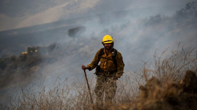 Kaliforniją toliau kankina didžiulis gaisras: pastarasis naikina viską, ką sutinka savo kelyje