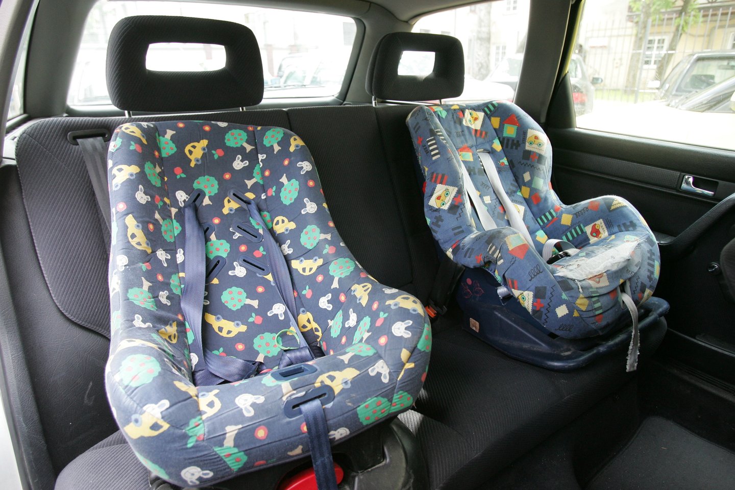 Išsirinkti tinkamą automobilinę kėdutę kūdikiui ar jau paaugusiam vaikui – nuo 2012-ųjų tėvams deleguota užduotis.<br>T.Bauro nuotr.