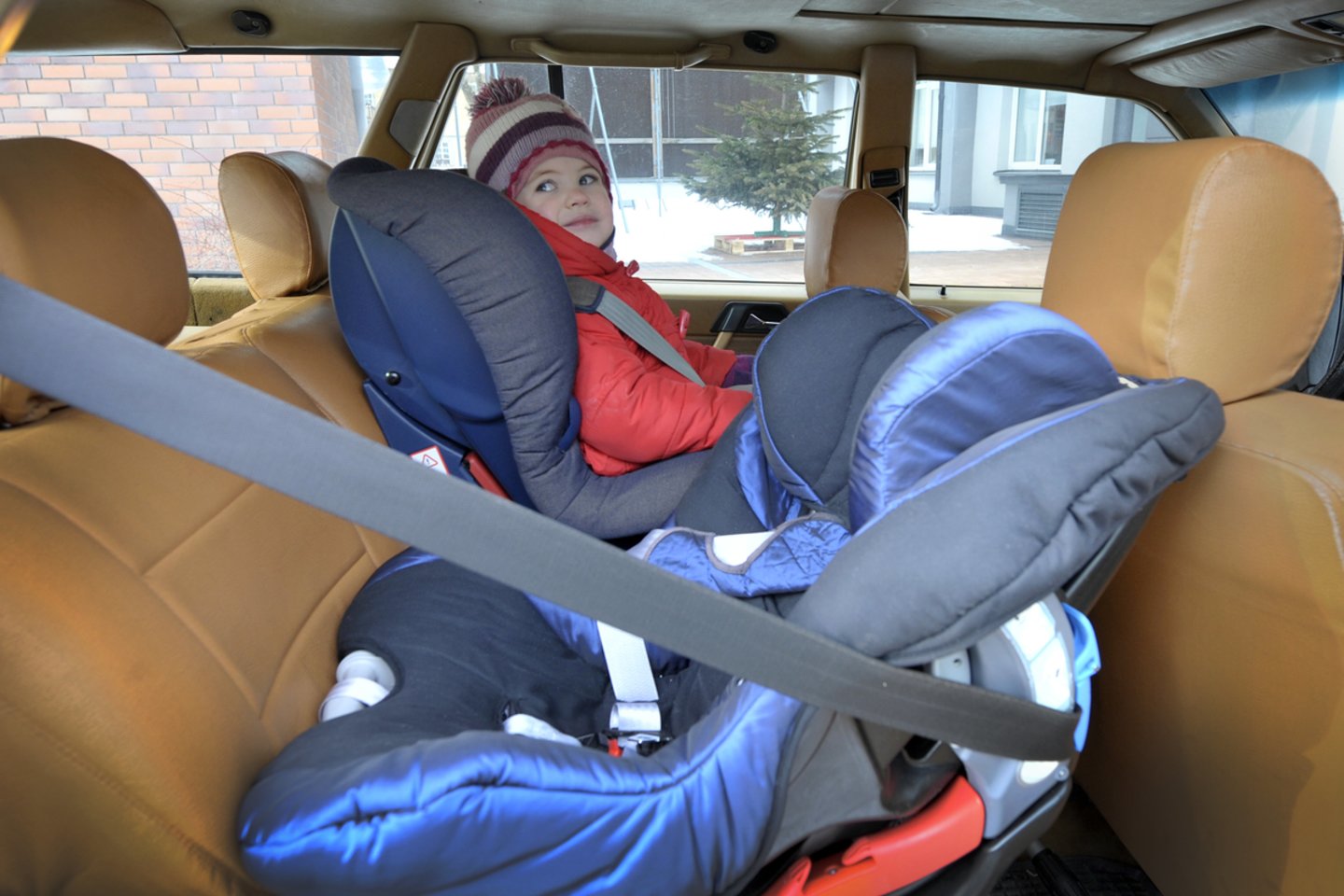 Išsirinkti tinkamą automobilinę kėdutę kūdikiui ar jau paaugusiam vaikui – nuo 2012-ųjų tėvams deleguota užduotis.<br>R.Neverbicko nuotr.