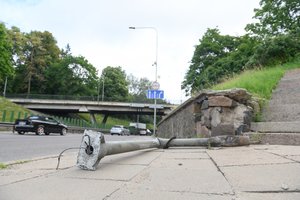 Tūkstančius pažeidėjų fiksavusio greičio matuoklio Vilniuje nebeliko, bet įspėjantys ženklai dar gąsdina