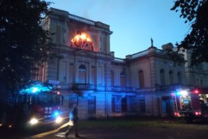 Kėdainių rajone liepsnos niokojo Apytalaukio dvarą, buvo pasitelktos gausios ugniagesių pajėgos