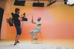 „Camelia“ vaizdo klipo herojais tapę žmonės su negalia – apie filmavimo metu užklupusias emocijas ir siunčiamą žinutę visuomenei