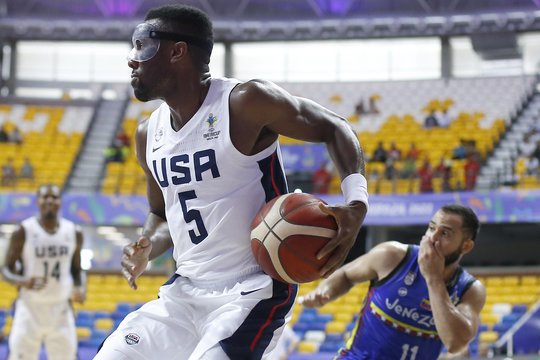 Amerikos krepšinio čempionate JAV rinktinė vos nepatyrė fiasko – išgelbėjo veterano metimas paskutinę mačo sekundę