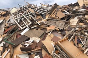 Įdarbintos atliekos: baldų drožles paverčia stalviršiais, o elektroniką maino į kompostą