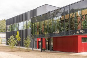 Į pastatą, kuriame pavasarį veikė ukrainiečių registracijos centras, grįžta mokiniai: čia mokysis ir sportuos