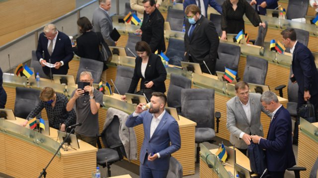 Politologai prognozuoja „karštą rudenį“ Seime: greičiausiai matysime aršias parlamentarų pjudynes