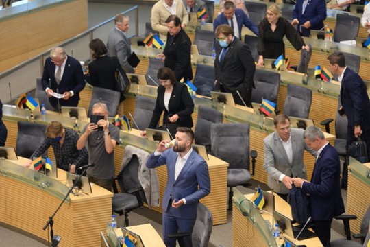 Politologai prognozuoja „karštą rudenį“ Seime: greičiausiai matysime aršias parlamentarų pjudynes