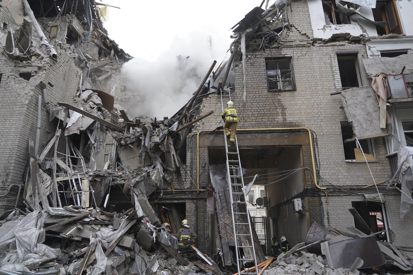 Karas Ukrainoje. Po Rusijos raketų atakos sugriautas pastatas Charkove.<br>AP/Scanpix nuotr.