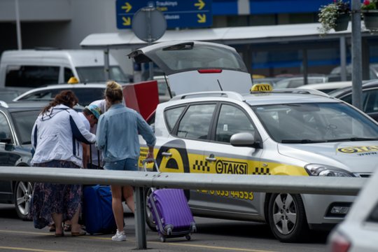 Sostinės taksi įmonės įtaria savivaldybę lobizmu: dėl naikinamų juostų klientams teks važiuoti ilgiau ir mokėti daugiau