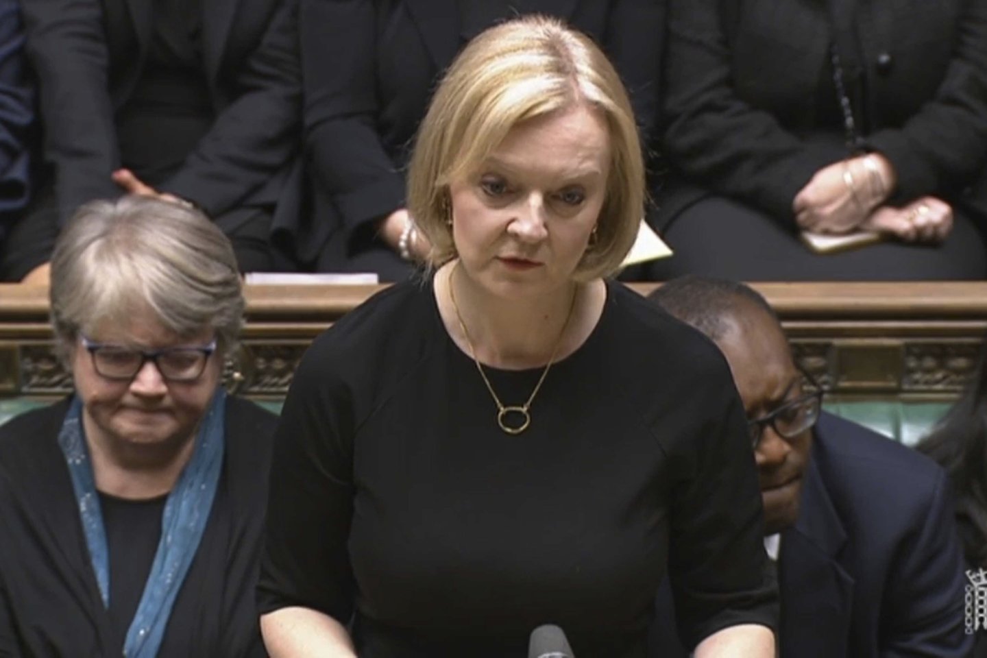Naujoji Jungtinės Karalystės ministrė pirmininkė Liz Truss penktadienį parlamente emocingai pagerbė mirusią karalienę ir pažadėjo tautos „ištikimybę ir atsidavimą“ karaliui Charlesui III.