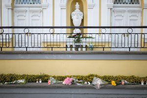 Prie Jungtinės Karalystės ambasados Vilniuje – pagarba mirusiai karalienei Elizabeth II