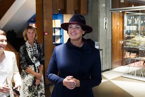 Menininkės Yoko Ono parodai pirmoji ponia Diana Nausėdienė pasirinko akį traukiantį įvaizdį