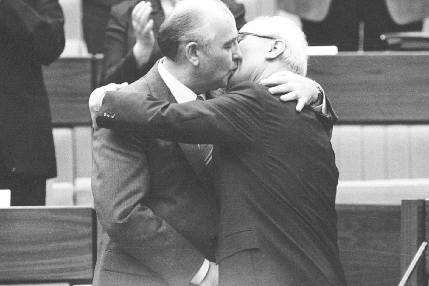 M.Gorbačiovas (kairėje) ir Rytų Vokietijos lyderis E.Honeckeris.<br>Reuters/Scanpix nuotr.