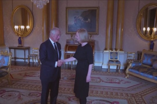 Surengta pirmoji oficiali audiencija: naujasis Jungtinės Karalystės karalius Charlesas III susitiko su Liz Truss