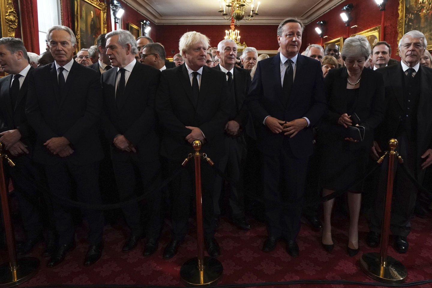Leiboristų lyderis seras Keiras Starmeris, buvę ministrai pirmininkai Tony Blairas, Gordonas Brownas, Borisas Johnsonas, Davidas Cameronas, Theresa May ir Johnas Majoras (iš kairės) prieš Stojimo tarybos ceremoniją Šv. Jokūbo rūmuose Londone, kur karalius Charlesas III oficialiai paskelbtas monarchu.<br>AP/Scanpix nuotr.