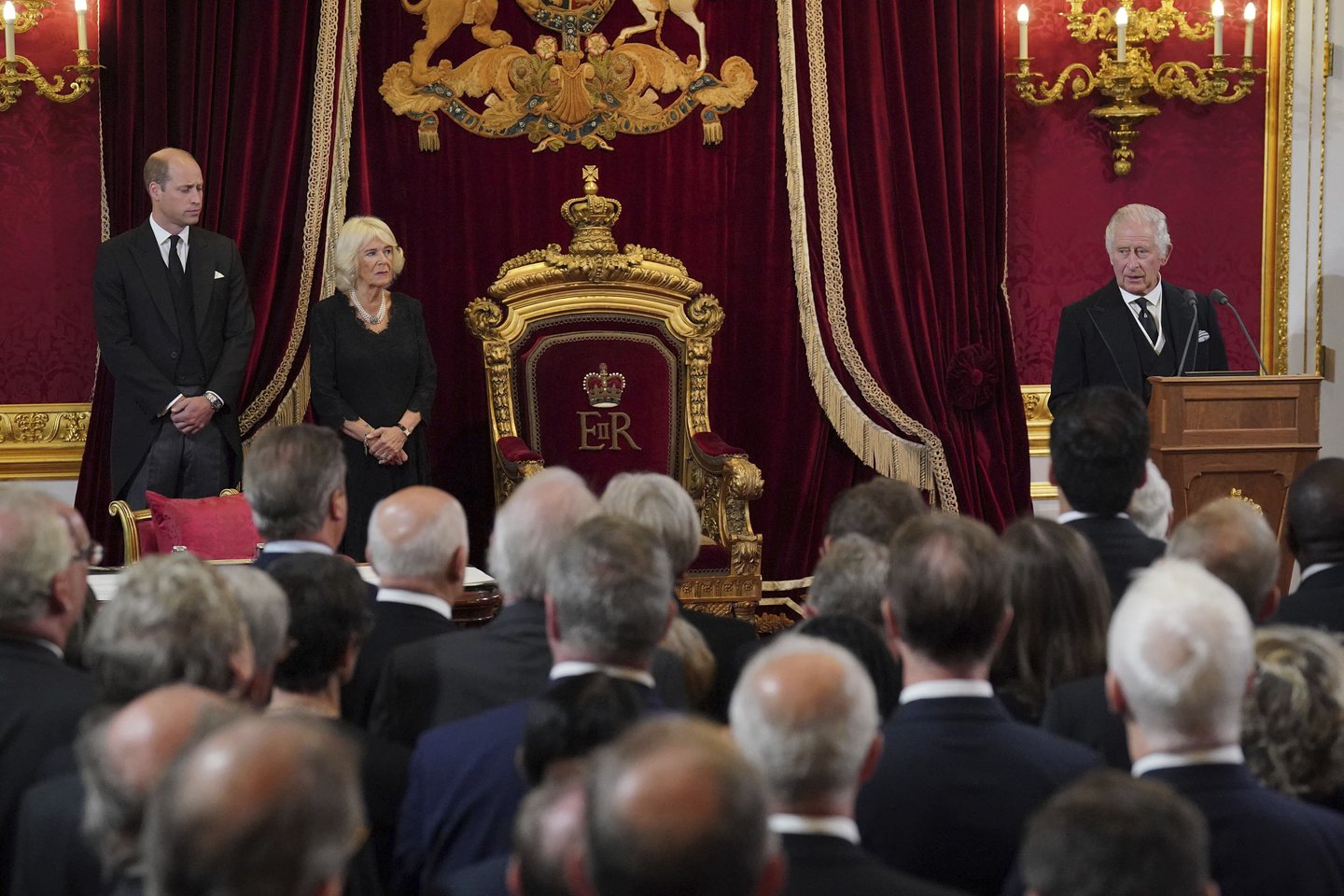 Didžiosios Britanijos princas Williamas, karalienė konsortė Camilla ir karalius Charlesas III (iš kairės) priešais Slaptosios tarybos narius sosto salėje per Sosto tarybos posėdį Švento Jokūbo rūmuose Londone, šeštadienį, 2022 m. rugsėjo 10 d., kur karalius Charlesas III oficialiai paskelbtas karaliumi.<br>AP/Scanpix nuotr.