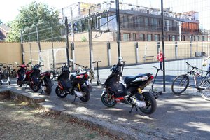 To prie mokyklų kitur nepamatysite – vieniems Kauno moksleiviams tai yra mados reikalas, kiti nori pasipuikuoti prieš merginas