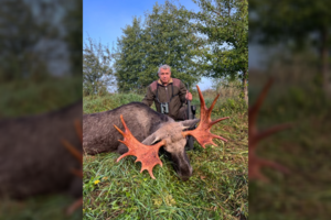 Įspūdingas „Varėnės“ klubo medžiotojų laimikis: sumedžiotas briedis su išskirtinio dydžio ragais