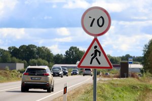 Nusitrynę kelio ženklai pakaunėje kelia vairuotojų pasipiktinimą – pokyčių sulauks dar negreitai