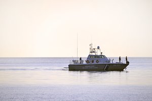 Graikijos pakrančių apsauga paleido įspėjamuosius šūvius į „įtartinai judantį“ laivą