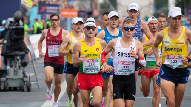 Sostinės širdyje surengtas Vilniaus maratonas: tūkstančiai entuziastų nepabūgo lietaus ir pasiryžo bėgimui