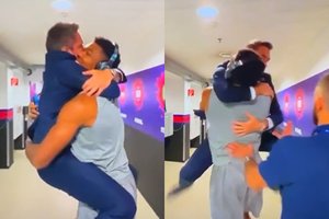 Turite tai pamatyti: emocingasis G. Pozzecco užšoko ant į rungtynes skubėjusio G. Antetokounmpo