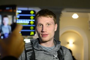 Sugrįžęs M. Grigonis su šypsena žiūri į piktų sirgalių reikalavimus pakeisti K. Maksvytį: „Būtų juokinga“