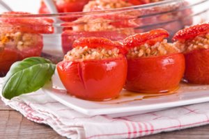 Tunu ir ryžiais įdaryti pomidorai: receptas, kurį verta išbandyti 