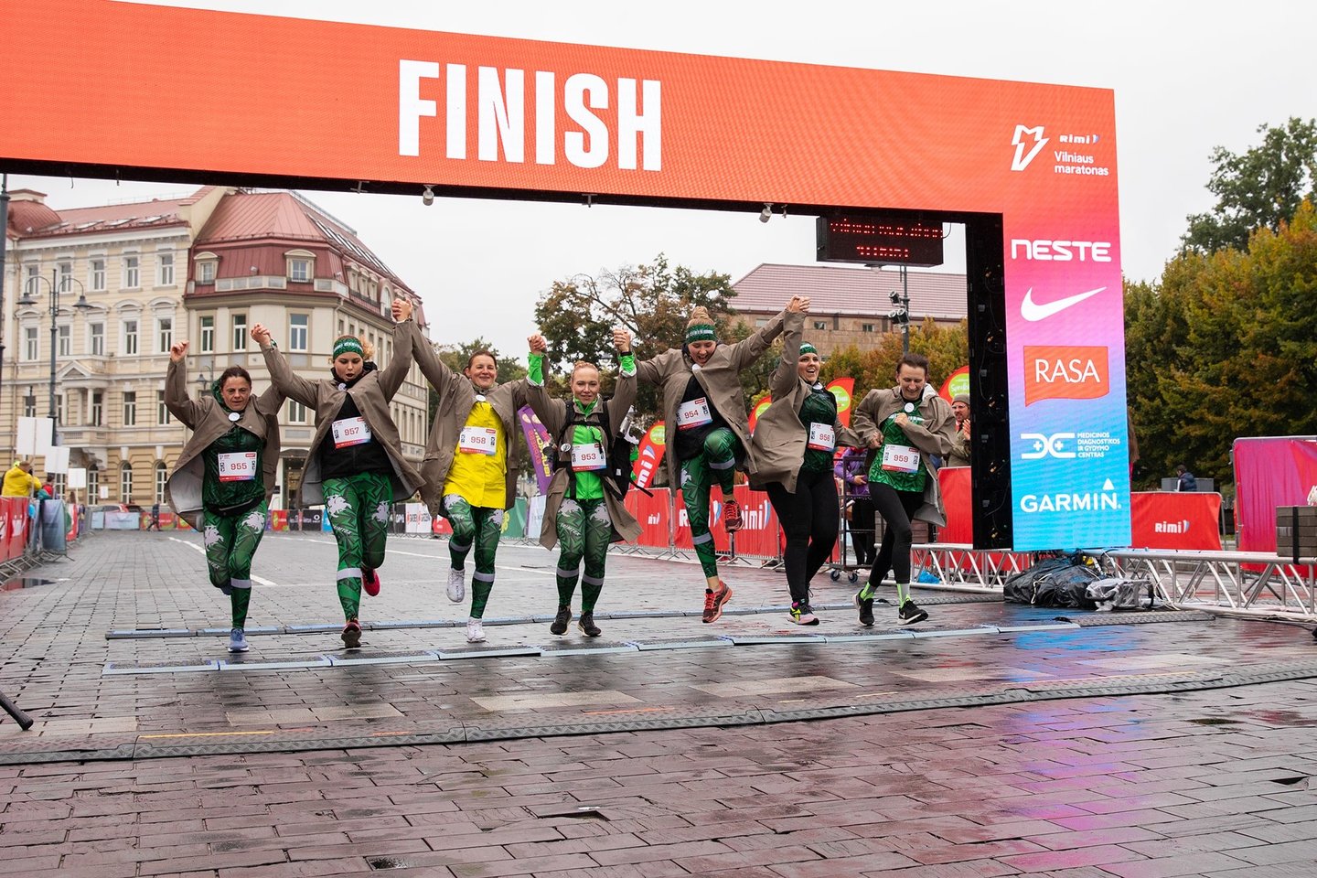 7-ių bėgikių komanda iš Kauno lyjant įveikė maratoną nešinos 10 kg sveriančia atliekų pilna kuprine, o bėgdamos dar ir rinko kitų pamestas šiukšles.<br>Autorių nuotr. 