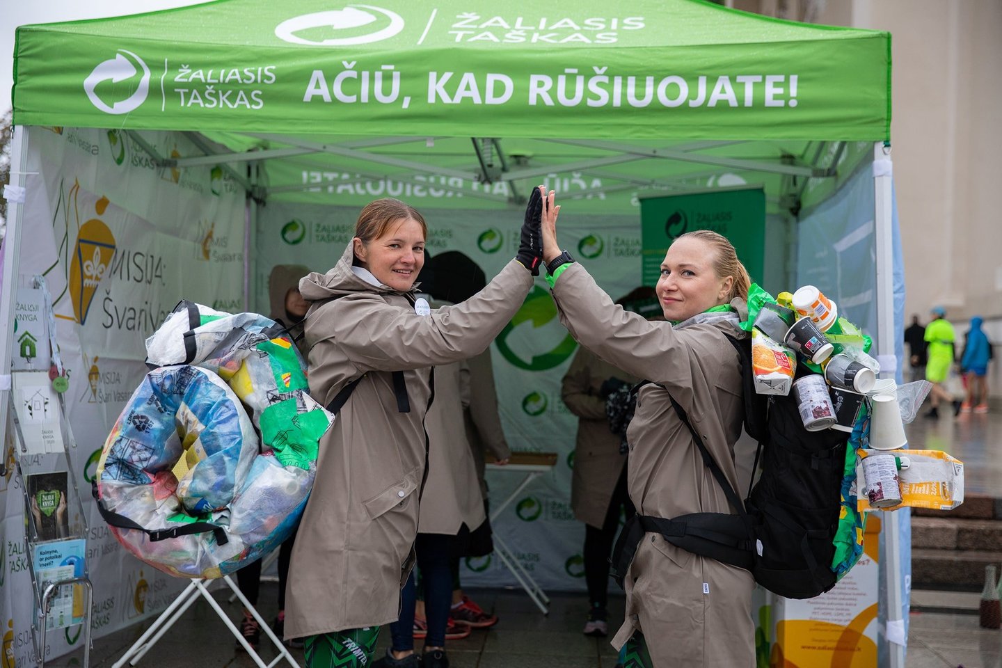 7-ių bėgikių komanda iš Kauno lyjant įveikė maratoną nešinos 10 kg sveriančia atliekų pilna kuprine, o bėgdamos dar ir rinko kitų pamestas šiukšles.<br>Autorių nuotr. 