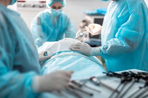 Chirurgas: šiuolaikinės operacijos atliekamos su mažiau pjūvių, „pasiduoda“ net 11 kg augliai