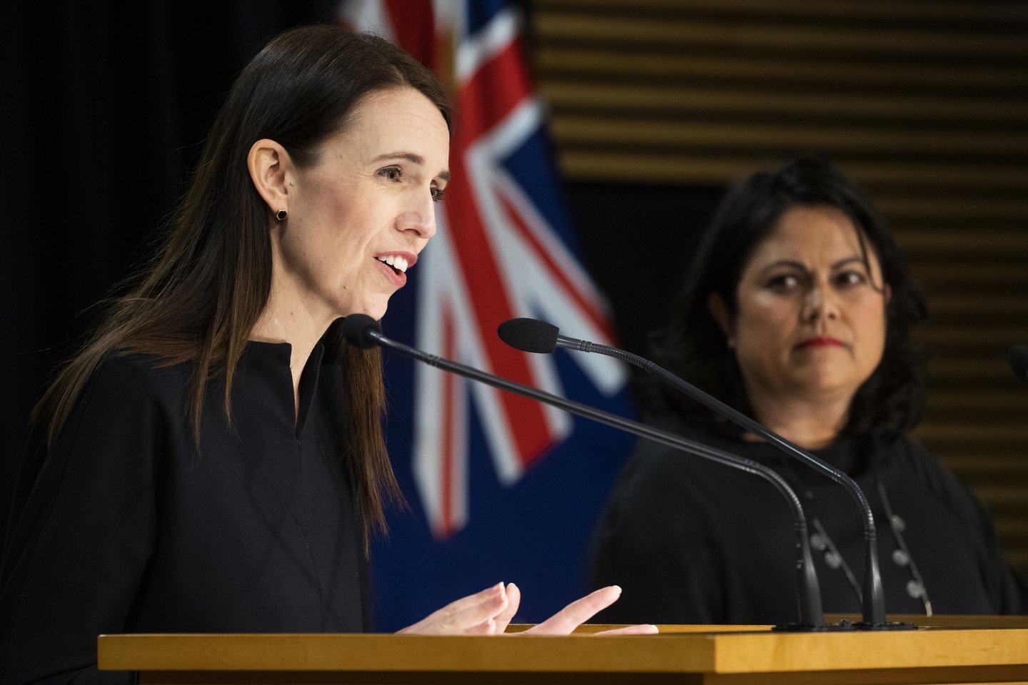 Naujosios Zelandijos ministrė pirmininkė Jacinda Ardern (kairėje).<br>AP/Scanpix nuotr.